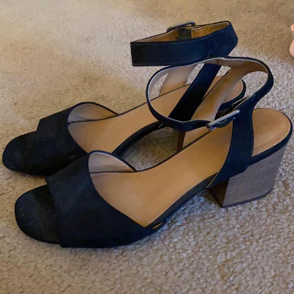 EUC Universal Thread (Target) black suede-like heels